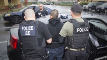 В городах США проходят рейды против нелегальных иммигрантов