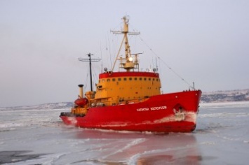 Единственный украинский ледокол провел два каравана судов по Азовскому морю
