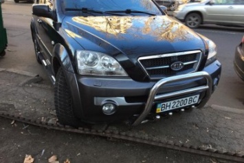 В Одессе автохам сломал ограду клумбы