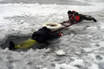 Славянцы, будьте осторожны на льду! С начала зимы на водоемах Украины погибло 67 людей