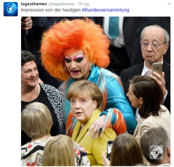 Соцсети развеселило фото недоумевающей Ангелы Меркель, которую приобнял трансвестит