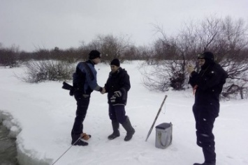 В Киеве еще одного рыбака унесло на льдине (ФОТО)