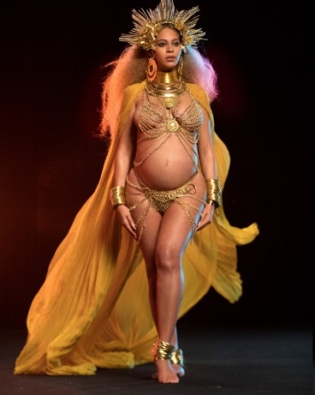 Феерично: беременная Бейонсе в золотом наряде выступила с дочерью на " Грэмми"