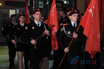 «ЛНР» торжественно раздает Знамена победы школьникам (фотофакт)