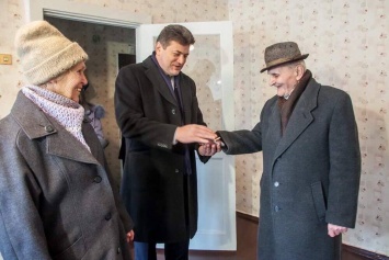 Городской голова Запорожья сдержал слово и вручил ключи от квартиры 91-летнему ветерану