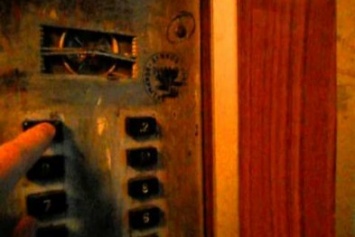 Аттракцион ужаса: одесситы ездят в лифте, в котором работают только три кнопки