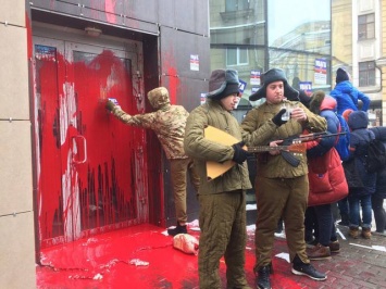 В Харькове здание российского Сбербанка снова залили кровавой краской