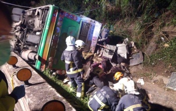 На Тайване перевернулся автобус: 32 погибших
