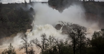 Если плотину в Калифорнии прорвет, вниз может потечь 30-метровый поток воды