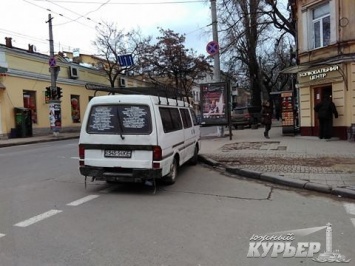 Христианский автохам припарковался посреди перекрестка в центре Одессы