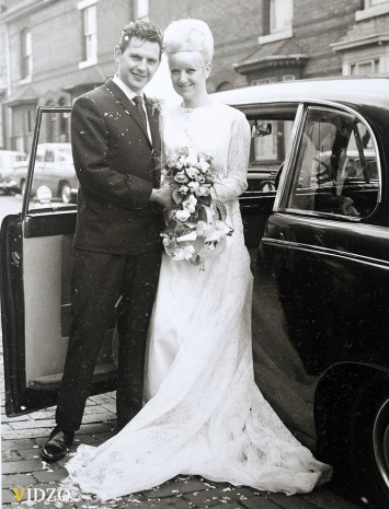 Пара празднует 50 лет любви нося те же свадебные одежды, которые они носили в 1966 году