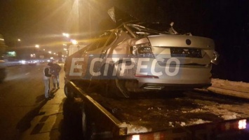 В Киеве машине, которая влетела под фуру, снесло крышу