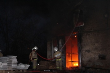 Крымские огнеборцы ликвидировали пожар на строительном складе в Симферополе (ФОТО)