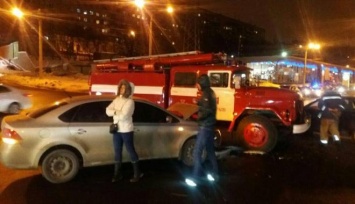 На Клочковской легковушка врезалась в пожарную машину