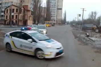 Интернет "взорвало" видео с неадекватным поведением полицейской машины в Одессе (ВИДЕО)