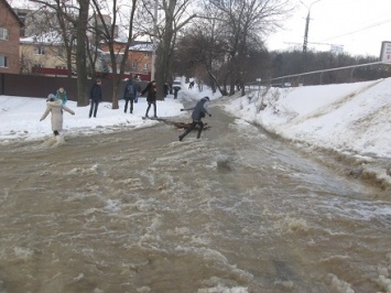 В Виннице началось зимнее наводнение из-за дырявой трубы