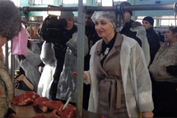 Это просто ужас!»: Ревизор со скандалом проверила качество мяса на рынке в Николаеве (ВИДЕО)