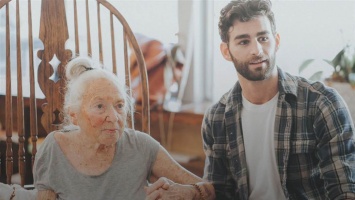 Этот молодой парень предложил своей 89-летней подруге жить вместе. Их история уникальна!