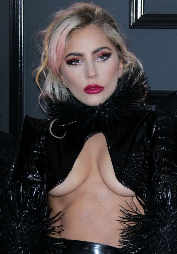 Смело: Леди Гага появилась на " Грэмми-2017" без нижнего белья