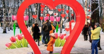 Шуточная свадьба, тематическая фотозона, дискотека: как в парке Горького День влюбленных отмечают
