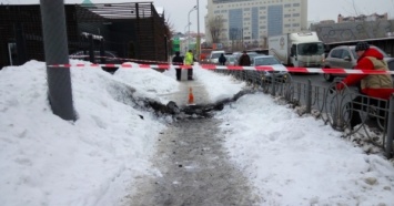 Мощный взрыв из-под земли в Киеве едва не убил двух прохожих?