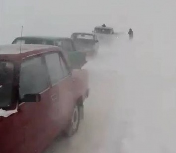 На Луганщину обрушилась непогода, машины попадают в снежные ловушки