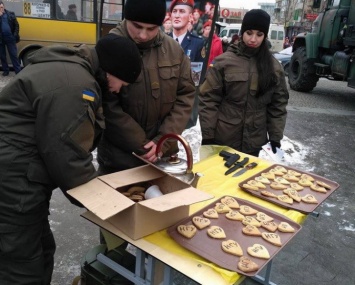 В Днепропетровске в день святого Валентина раздавали печеньки и агитировали вступать в Нацгвардию