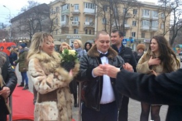 Свадьба на морозе: на Театральной площади Мариуполя мерзли женихи и невесты (ФОТО+ВИДЕО)
