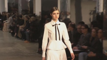 Неделя моды в Нью-Йорке: мгновение белой рубашки и белой банданы | Euronews