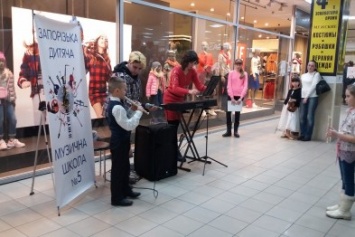 Ученики музыкальной школы устроили концерт посреди торгового центра, - ФОТОФАКТ