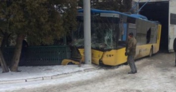 В Ивано-Франковске троллейбус на полном ходу врезался в столб