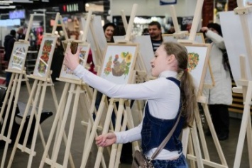В Центре предоставления админуслуг Днепра экспонируется уникальная выставка детских картин с «петриковкой» (ФОТО)