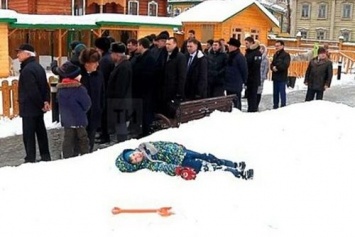 Ребенок притворился спящим в снегу, увидев российских чиновников