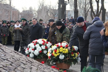 Александр Вилкул вместе с ветеранами-афганцами возложили цветы к памятнику воинам-интернационалистам