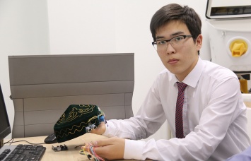 Школьник из Казахстана создал тюбетейку для незрячих
