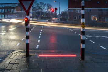 В Нидерландах появился наземный светофор для тех, кто не может оторваться от смартфона во время ходьбы