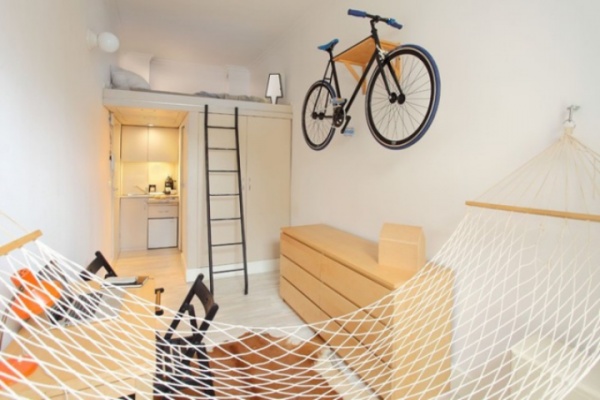 Крошечная квартира на 13-ти квадратных метрах, где есть даже гамак, а стену украшает велосипед