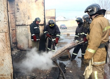 Возле Одесского аэропорта из-за короткого замыкания сгорел склад вместе с "ГАЗелью"