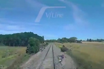 Мотоциклист спрыгнул в кювет, едва не погибнув под колесами поезда (Видео)