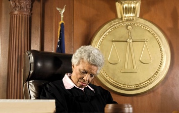 Ученые: невыспавшиеся судьи выносят более суровые приговоры