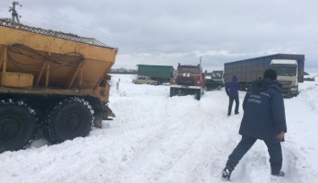 Снежный коллапс: в Харьковской области на трассе застряли около 90 машин