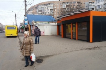 В Одессе бизнесмены захватили троллейбусную остановку (ФОТО)