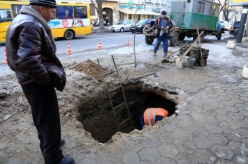 В центре Одессы образовался прорыв водопровода: работают ремонтники