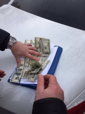 Одесситку будут судить за взятку в 1500 долларов