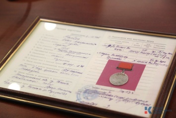 Родственникам бойца Красной Армии вручили награду «За боевые заслуги», найденную в Крыму (ФОТО)