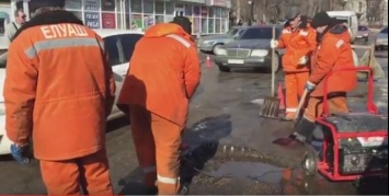Запорожские коммунальщики вновь кладут асфальт по невероятным технологиям (ВИДЕО)