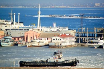Лед в Одесском порту разгоняли буксиры (ФОТО)