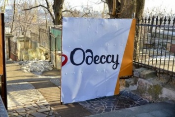 Антитрухановский майдан заклеили рекламой «Доверяй делам» (ФОТО)
