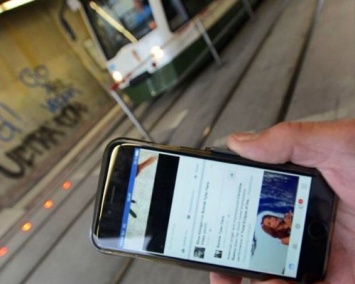 В Нидерландах установили светофоры Plus Lightlines для зависимых от смартфонов