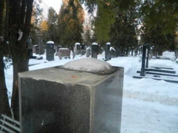 Киевлянин унес домой бронзовые бюсты с военного кладбища